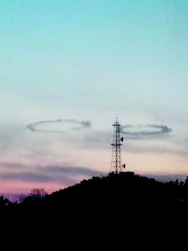 大連上空神秘煙圈