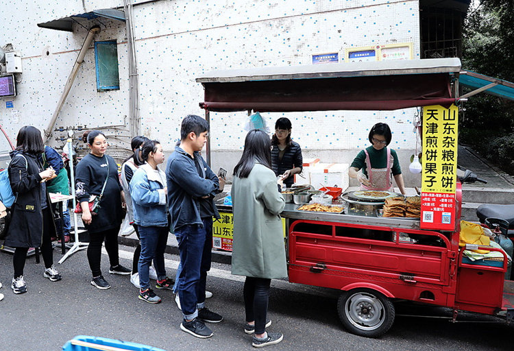 美女海歸擺攤賣餅