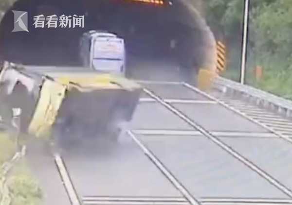 廣東大巴側翻