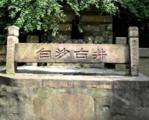 女子景區(qū)古井洗澡