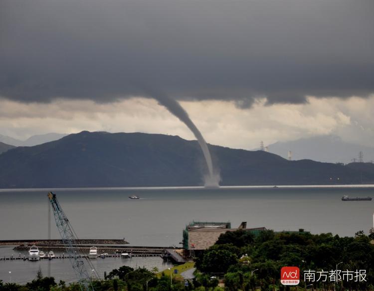 深圳突現(xiàn)巨龍吐水