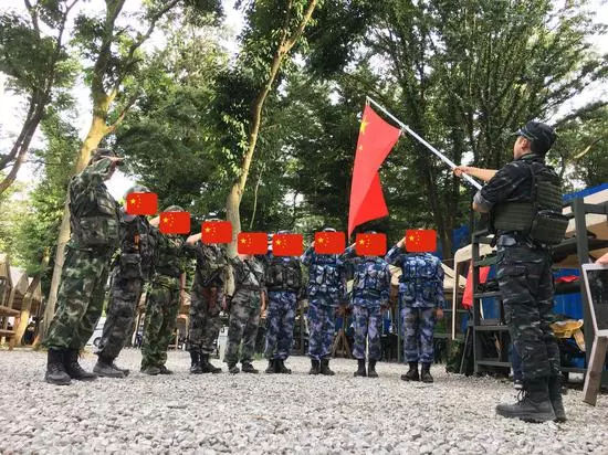 日本民眾扮解放軍