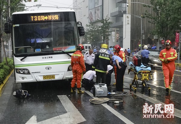 上海公交撞倒路人造成2死1傷