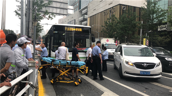 上海公交撞倒路人造成2死1傷
