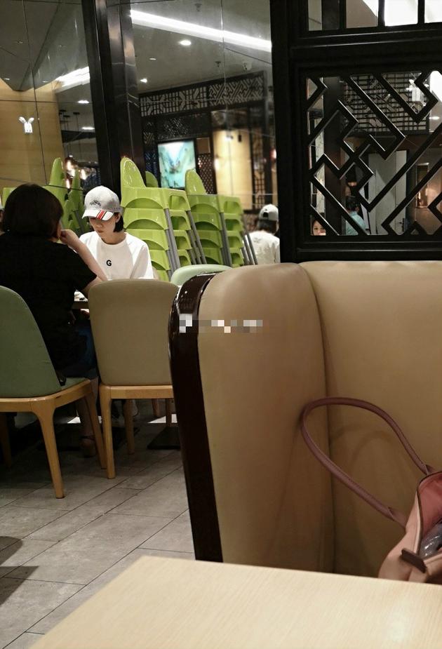 網(wǎng)友餐廳偶遇高圓圓