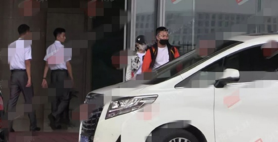 趙麗穎父母來京