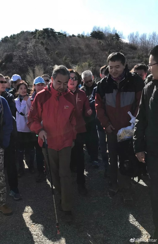 爬山偶遇外交部長(zhǎng)王毅