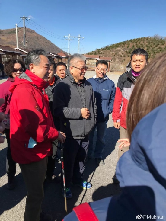 爬山偶遇外交部長(zhǎng)王毅