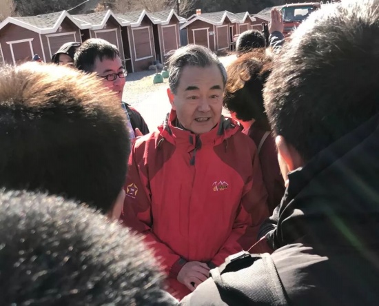 爬山偶遇外交部長(zhǎng)王毅