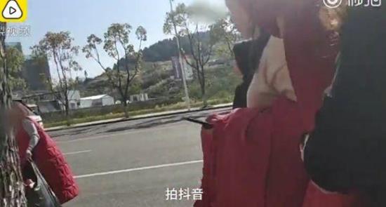 占3條車(chē)道拍抖音
