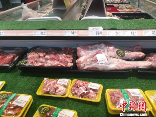 羊肉價(jià)格坐上火箭：北京羊肉漲價(jià)，12月漲到38元一斤了，北京羊肉還算便宜的，溫州鄉(xiāng)下一些菜市場(chǎng)賣的本地羊肉，去年就賣到60多元一斤了，到農(nóng)村養(yǎng)殖戶買黑山羊價(jià)格更貴，要75元一斤，過年還會(huì)漲價(jià)。</