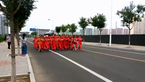 環衛工高溫踢正步