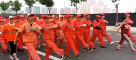 環衛工高溫踢正步