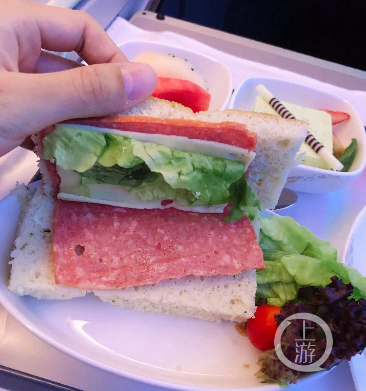 機上餐飲服務被指縮水，以前的主食正餐被三明治替代。 本文圖片 飛客茶館網友