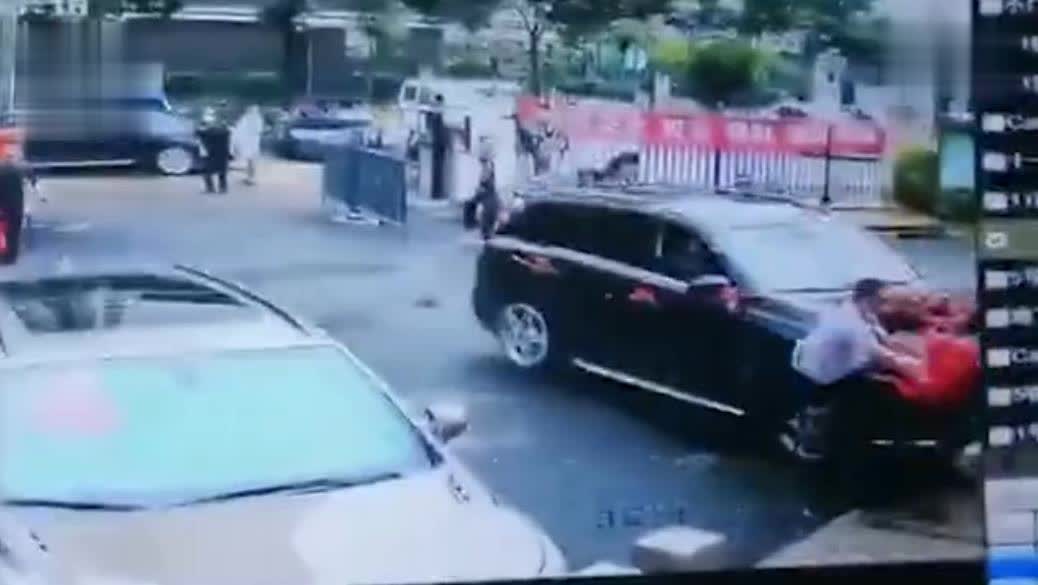 奔馳婚車失控姐弟倆被撞身亡 婚禮繼續舉行