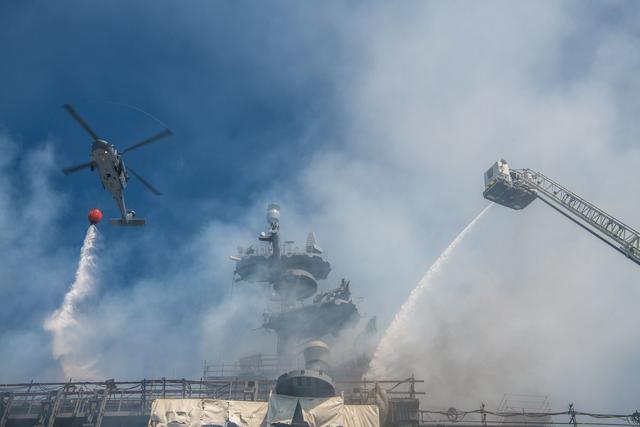 美攻擊艦仍在燃燒