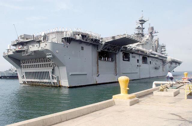 美攻擊艦仍在燃燒