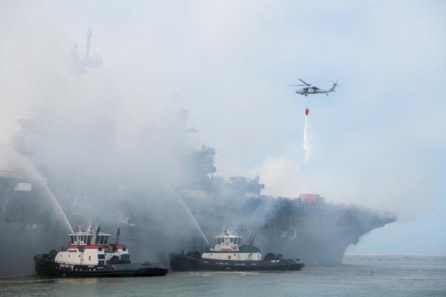 美攻擊艦仍在燃燒