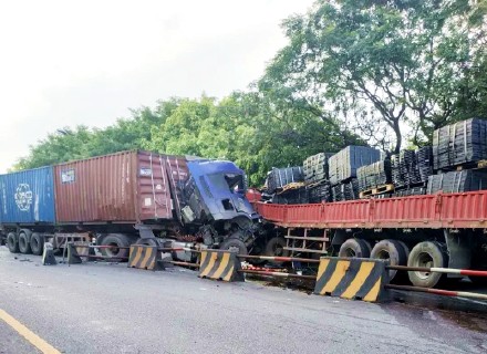 佛山三善大橋車禍現(xiàn)場圖片