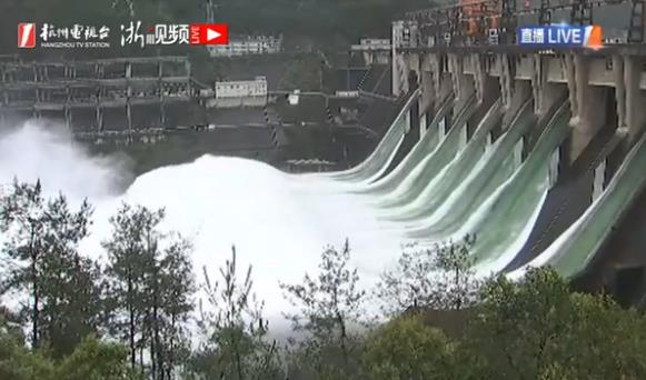 新安江水庫九孔泄洪現場圖片