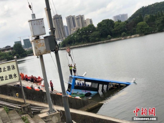 貴州公交墜湖21人死亡