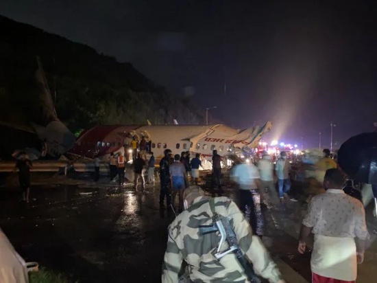 印度客機滑出跑道斷成兩截