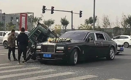 勞斯萊斯婚車與三輪車相撞