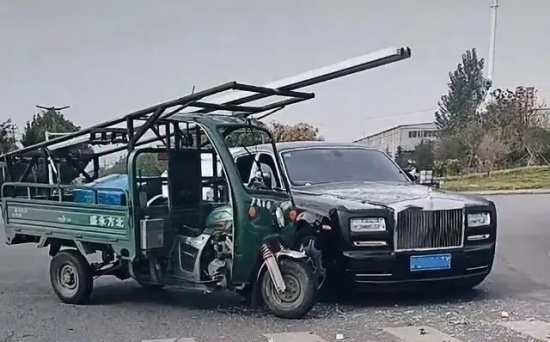 勞斯萊斯婚車與三輪車相撞