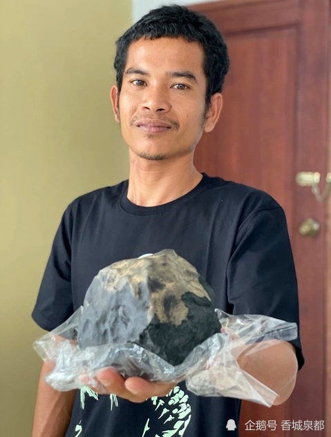 天降隕石砸破房頂屋主成千萬富翁