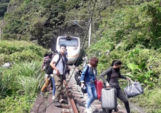 臺(tái)鐵列車發(fā)生出軌事故 多人無生命征象