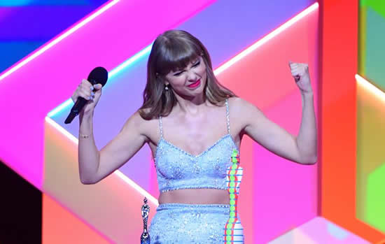 泰勒·斯威夫特 (Taylor Swift) 在2021年全英音樂獎期間在倫敦O2競技場接受了全球偶像獎