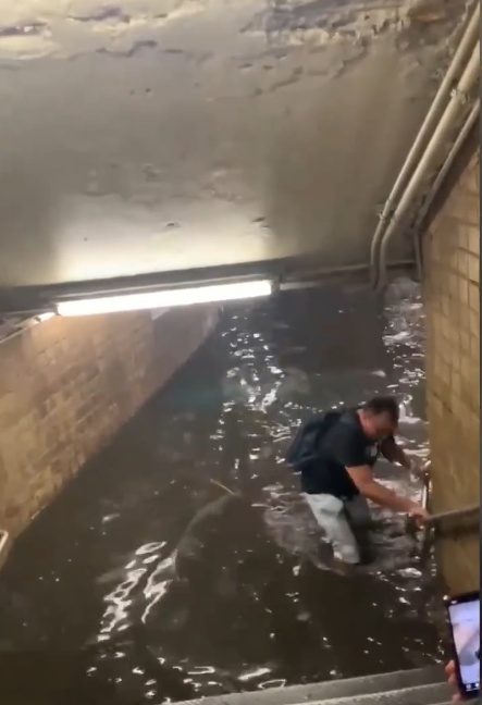 紐約暴雨 洪流猛灌地鐵站