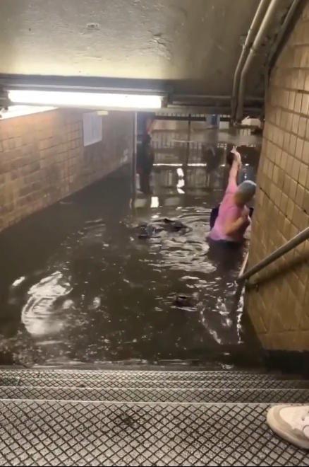 紐約暴雨 洪流猛灌地鐵站