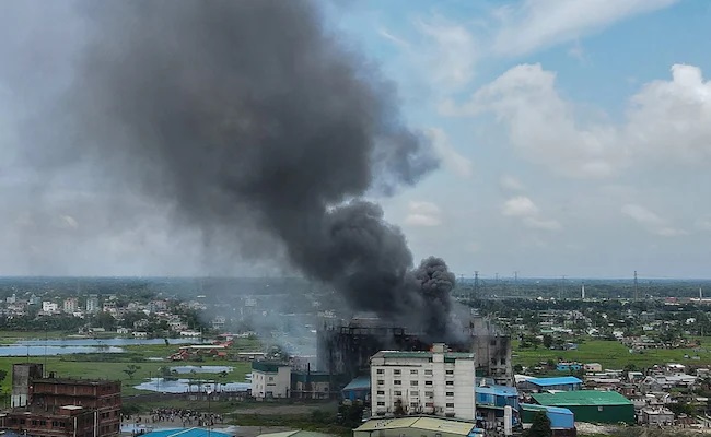 孟加拉國工廠火災：隨著消防員到達較高樓層，死亡人數急劇上升。