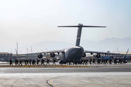 美軍離開喀布爾前摧毀了數十架飛機和裝甲車
