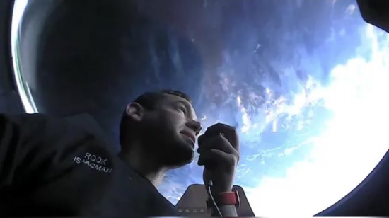 SpaceX太空游客在軌道上與湯姆克魯斯交談