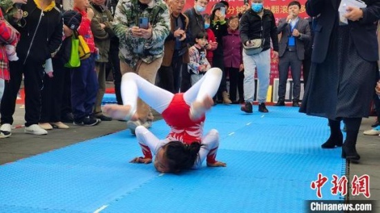 成都10歲女孩陳洲陽(yáng)挑戰(zhàn)柔術(shù)世界紀(jì)錄，一天連破三項(xiàng)世界紀(jì)錄。