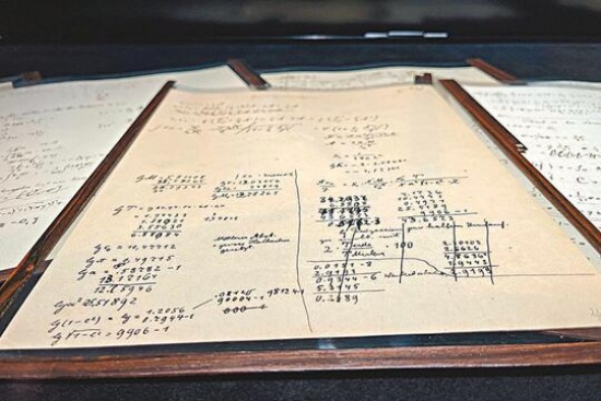 愛因斯坦手稿拍出 港媒:李嘉誠買的