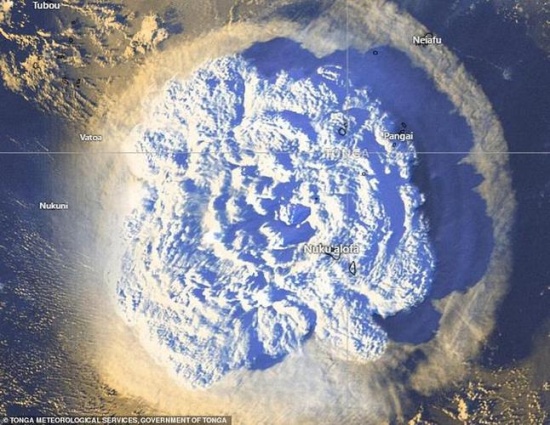 湯加火山噴發(fā)現(xiàn)場似“核爆”升起蘑菇云