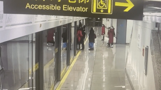 上海地鐵女乘客被屏蔽門夾住身亡