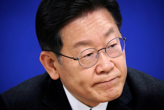韓國候選人拉開由丑聞主導的總統競選，第三方挑戰。