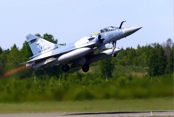 2018年5月25日，法國空軍幻影2000-5戰斗機在愛沙尼亞阿馬里軍事空軍基地執行北約波羅的海空中警務任務期間起飛。