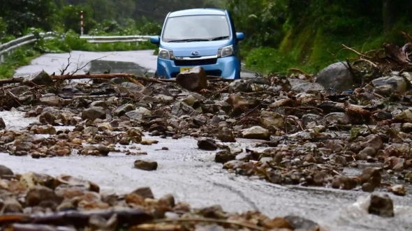 路透社2024年9月21日，日本石川縣輪島，暴雨引發(fā)山體滑坡，道路被石頭覆蓋。