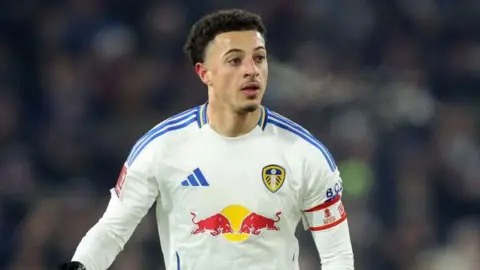 伊桑·安帕杜(EthanAmpadu)佩戴利茲聯隊隊長袖標