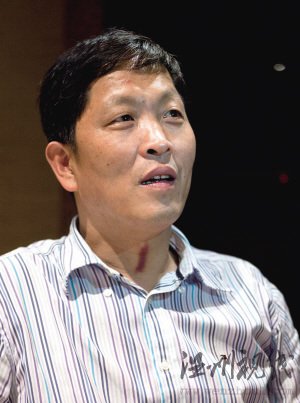 環境監察隊長為工作衣服被抗法人員撕爛(圖)