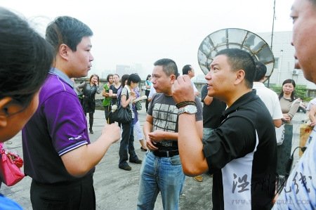 47名家長(zhǎng)不滿入學(xué)分配帶孩子教體局樓頂抗議