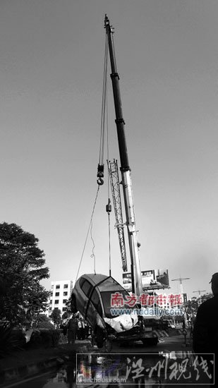 轎車越過7米寬花壇墜河沉底車內人去向不明