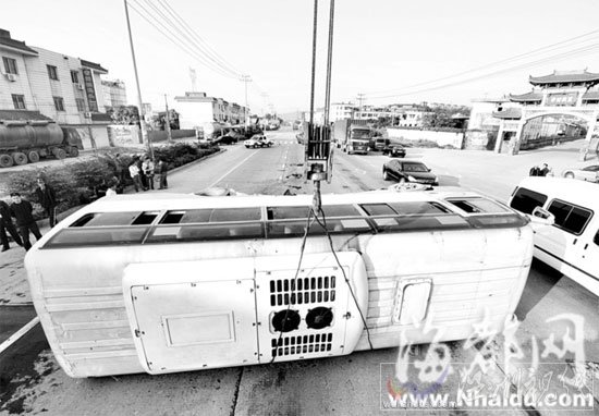 小車爆胎車輪飛出中巴客車為躲避失控側(cè)翻(圖)