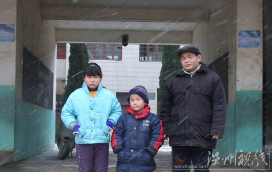 李福園和一對年幼的孩子