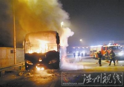 乘客被疏散后，消防人員噴水滅火。